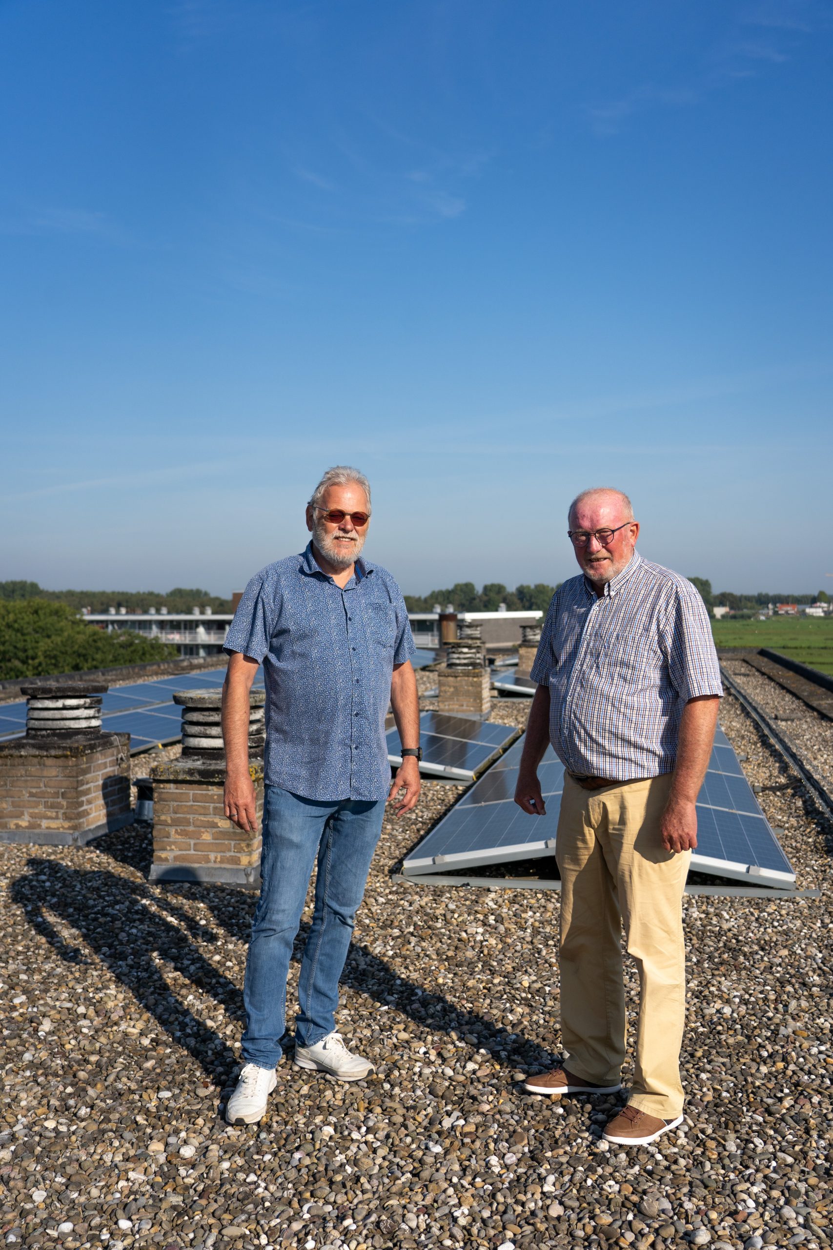 2-mannen-op-dak-met-zonnepanelen