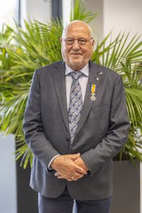 De heer C.F.P. van Tilburg met Koninklijke onderscheiding