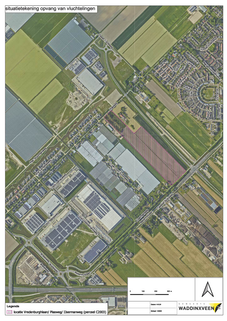 Op de luchtfoto staat de locatie voor het AZC ingetekend met rode lijnen. Het stuk grond ligt tussen de Vredenburghlaan, de Plasweg, de G. van Dort Kroonweg en de IJsermanweg. Het ligt achter de bebouwing aan de G. van Dort Kroonweg en parallel aan deze weg en de Vredenburghlaan. De toegang komt aan de IJsermanweg.