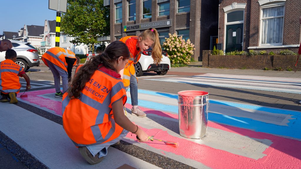 Leerlingen Theo Thijssenschool verven zebrapad