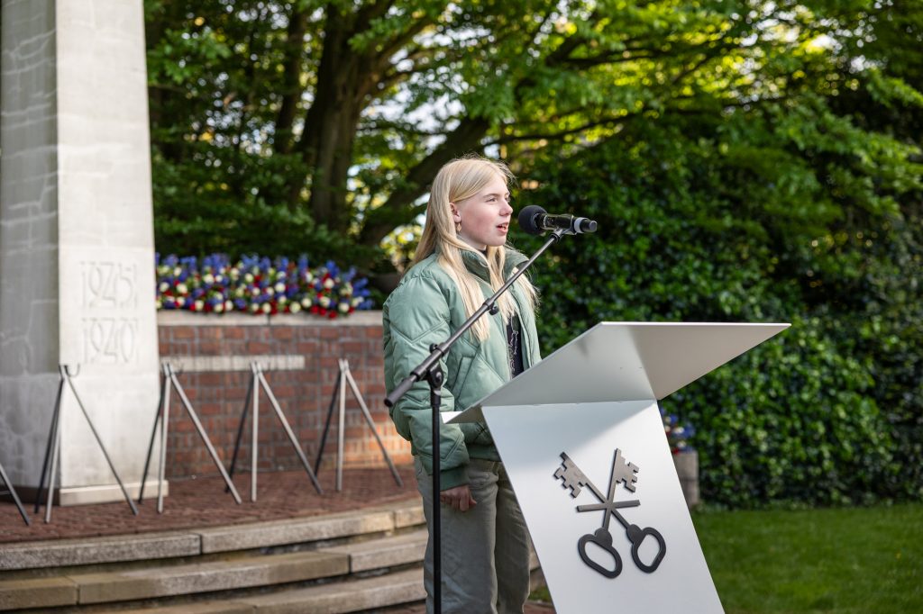 Kinderburgemeester Kiki aan het woord tijdens Dodenherdenking 2025.