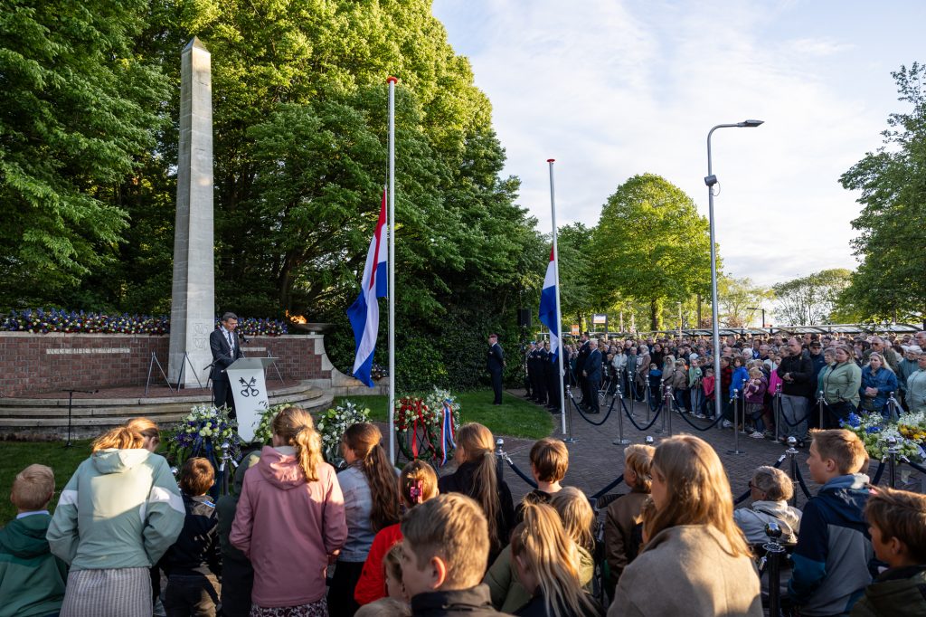 Burgemeester Evert Jan Nieuwenhuis aan het woord tijdens Dodenherdenking 2025.