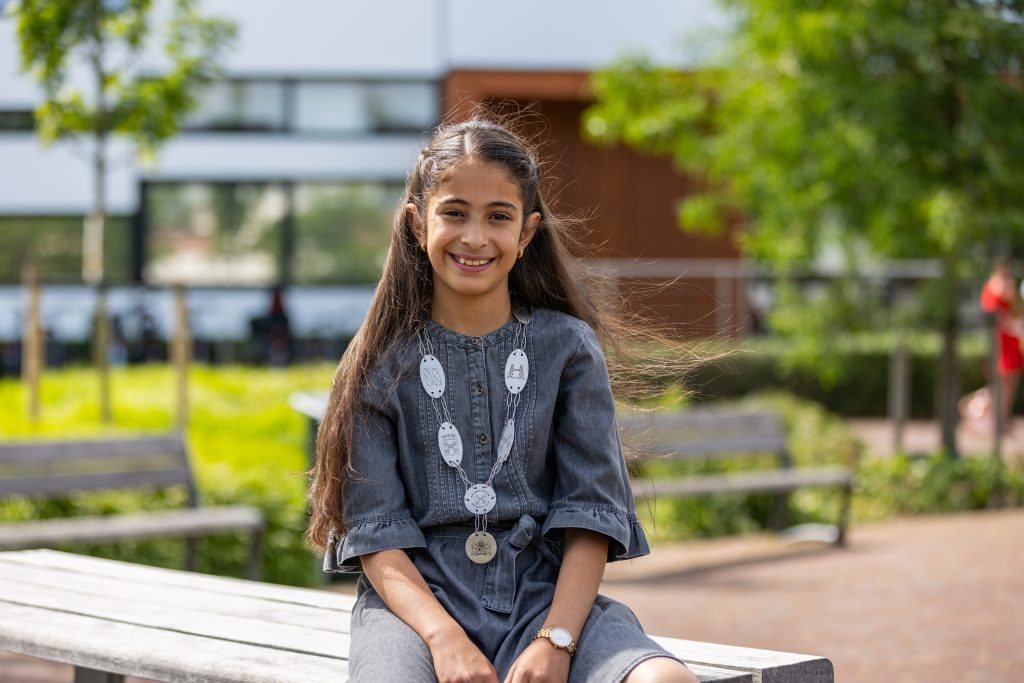 Kinderburgemeester zit voor het gemeentehuis