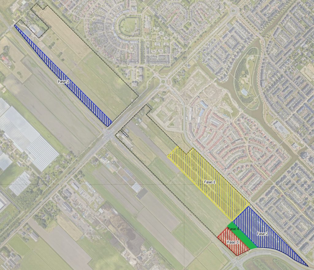 Op de Kaart Vredenburghzone ziet u de grenzen van het project de Vredenburghzone. De Vredenburghzone heeft een westelijk deel, gelegen tussen de wijk Zuidplas en de Vredenburghlaan, en een oostelijk deel, gelegen tussen de wijk Triangel en de Vredenburghlaan. In het oostelijk deel, tussen Triangel en de Vredenburghlaan, zijn een aantal stukken grond al ontwikkeld tot natuur- en recreatiegebied. Deze zijn aangeven met fase 1, 2 en 3. Ook in het westelijk deel is een stuk grond al ontwikkeld, deze is aangeven met fase 2. De nieuwe verworven grond ligt in het oostelijk deel en tussen fase 2 en 3 in en noemen we fase 4. Deze grond wordt straks ingericht en wordt dan verbonden met de al ingerichte gebieden. Hierdoor kunnen wandelaars een groter rondje lopen in de Vredenburghzone en is het hondenlosloopgebied beter bereikbaar.