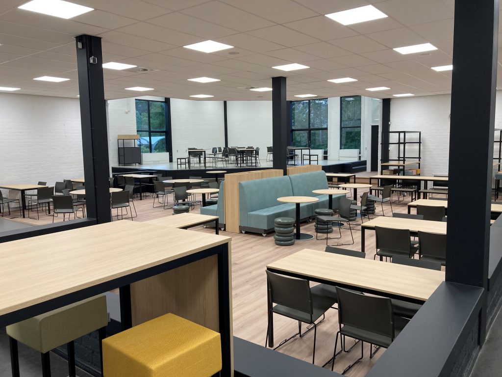 stoelen en banken in schoolgebouw