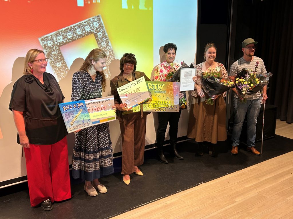 vrouwen en man op een podicum