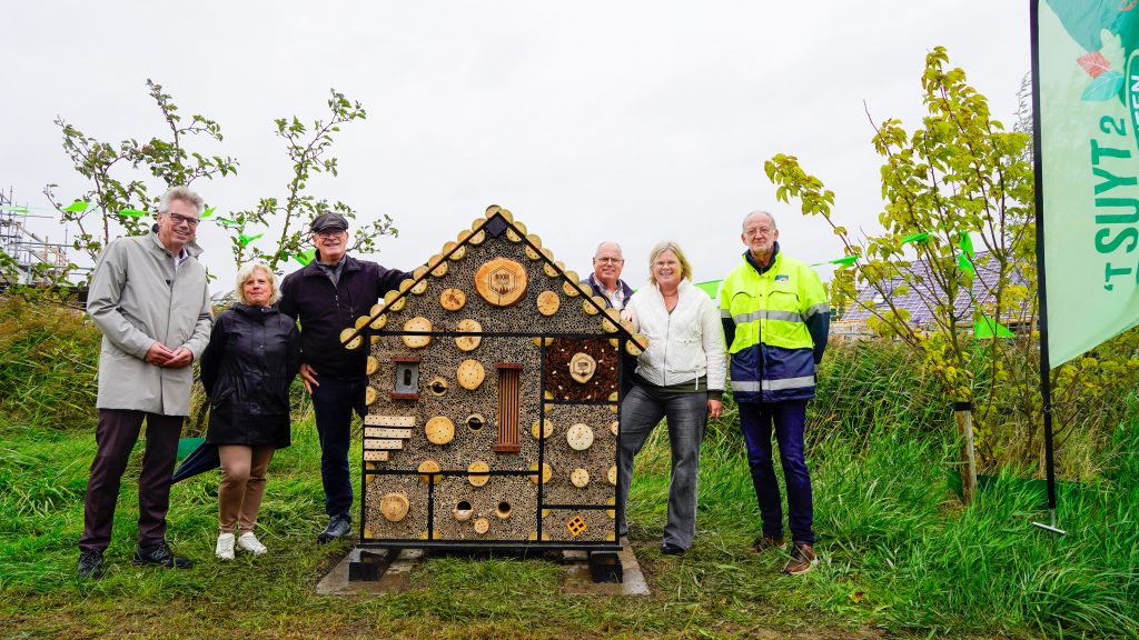 Wethouder Kerssies en leden van de klankbordgroep poseren bij het nieuwe insectenhotel.