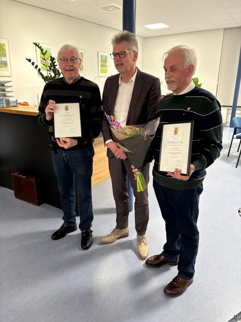 De heer De Kwaadsteniet, wethoduer Albert Kerssies en de heer De Goeij poseren met de oorkonde.