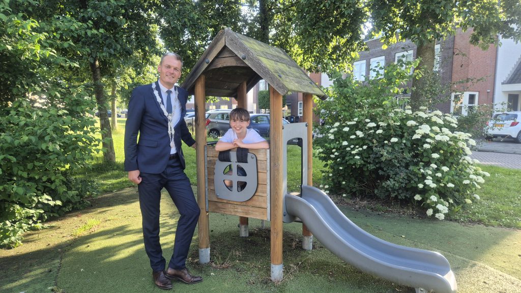 Burgemeester Nieuwenhuis en kinderburgemeester Nick in speeltuin