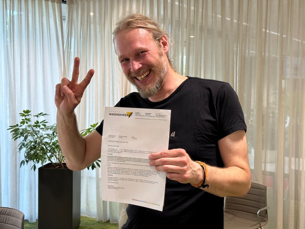 David Nieuwstad met de nominatie in zijn hand.